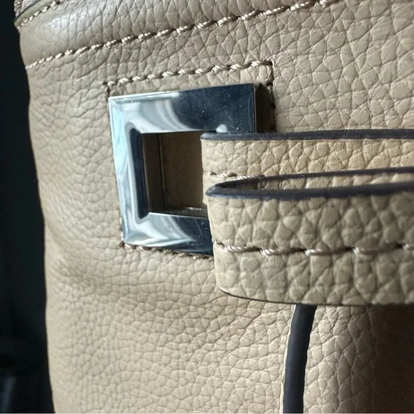 Tignanello Tan Genuine Leather Organizer Purse w/ Bow Accent. - Picture 5 of 7